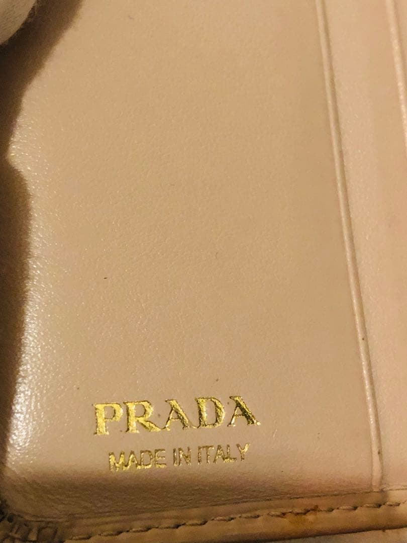 PRADA ベージュ 二つ折り財布 エナメルレザー　ICチップ(RFID)搭載