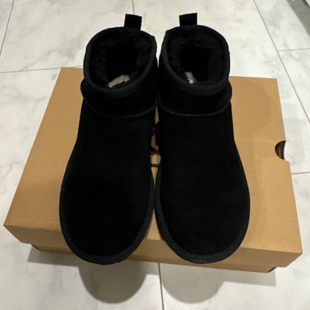 UGG ブラック ムートンブーツ　エッセンシャル　ウルトラミニ