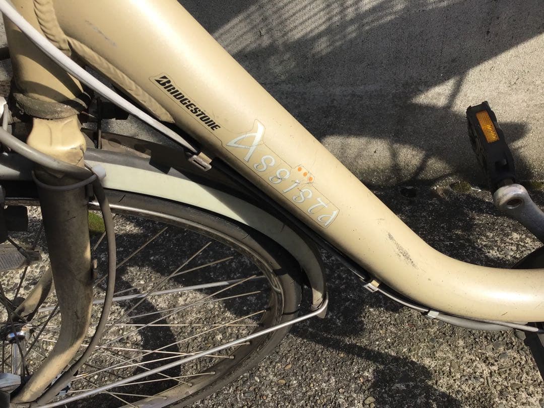 電動アシスト自転車 クリーム色 前後バスケット付き　(渋谷駅、原宿駅等で)