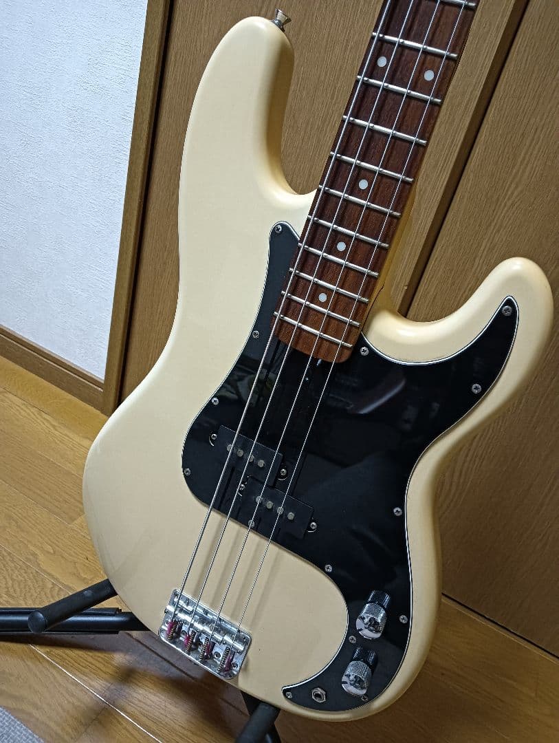 SELDER エレキベース アイボリー
