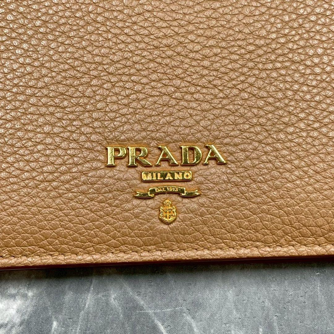 【美品】PRADA　二つ折り財布　キャメル　金ロゴ