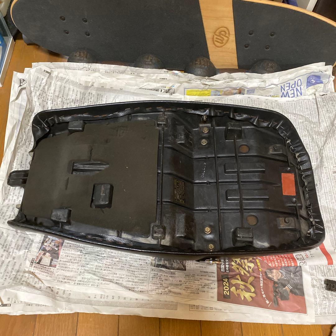 ゼファー750 純正シート　廃盤ヒンジ付き　送料込み