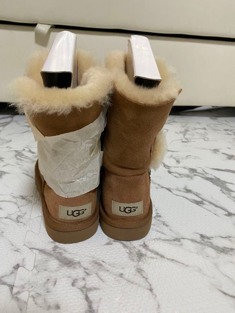 【新品未使用】UGG アグ ムートンブーツ 22センチ　ベージュ
