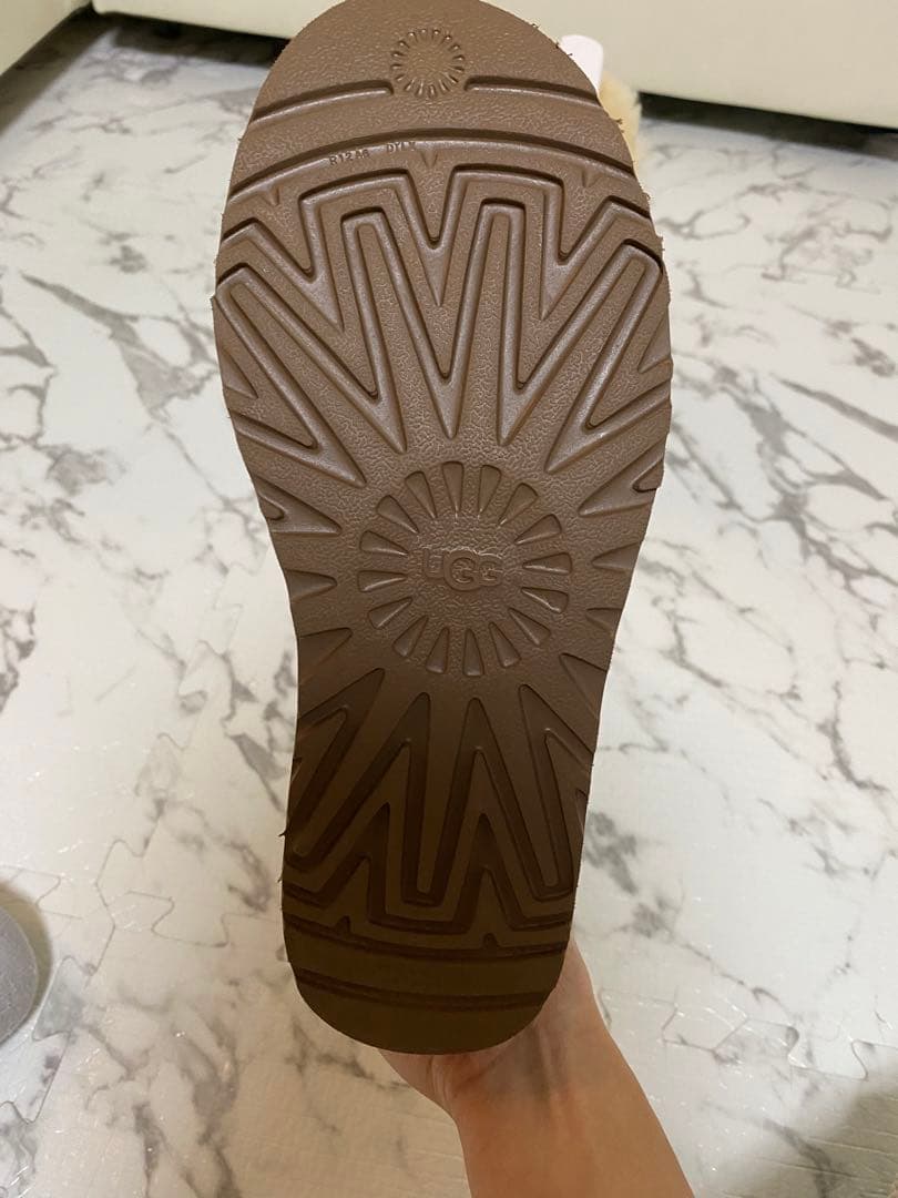 【新品未使用】UGG アグ ムートンブーツ 22センチ　ベージュ