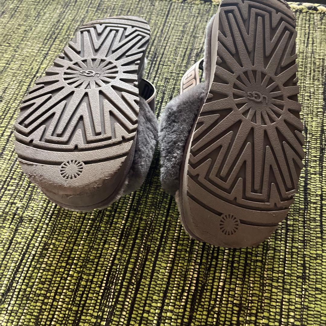UGG グレー ファースライドサンダル