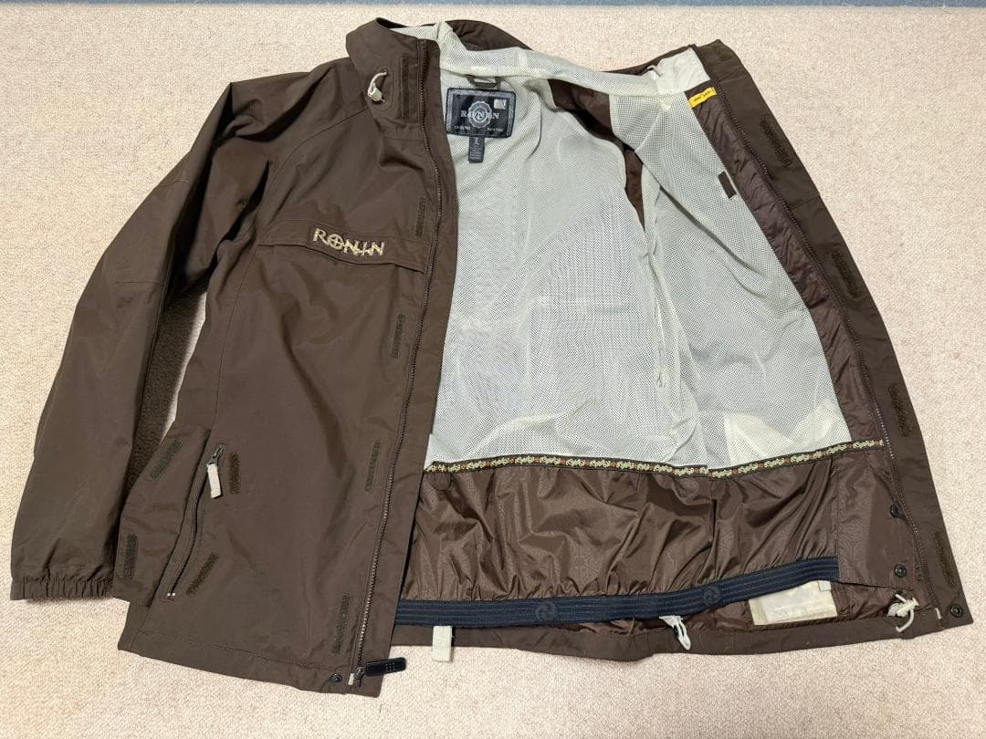 スノーボードウェア　上着RONIN、ズボンHELLY HANSEN セット