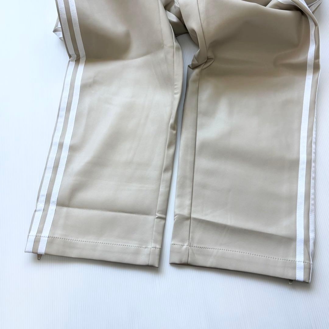 新品　adidas フェイクレザー ファイヤーバード トラックパンツ Lベージュ