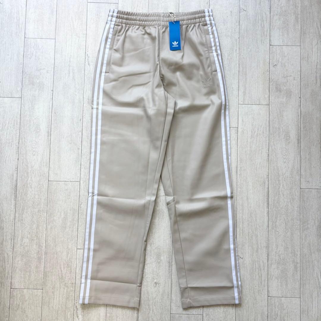 新品　adidas フェイクレザー ファイヤーバード トラックパンツ Lベージュ