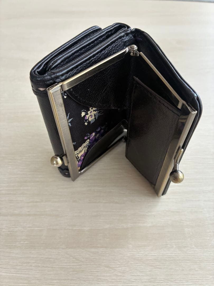 【良品】アナスイ:黒のレザー三つ折り財布 蝶の装飾付き