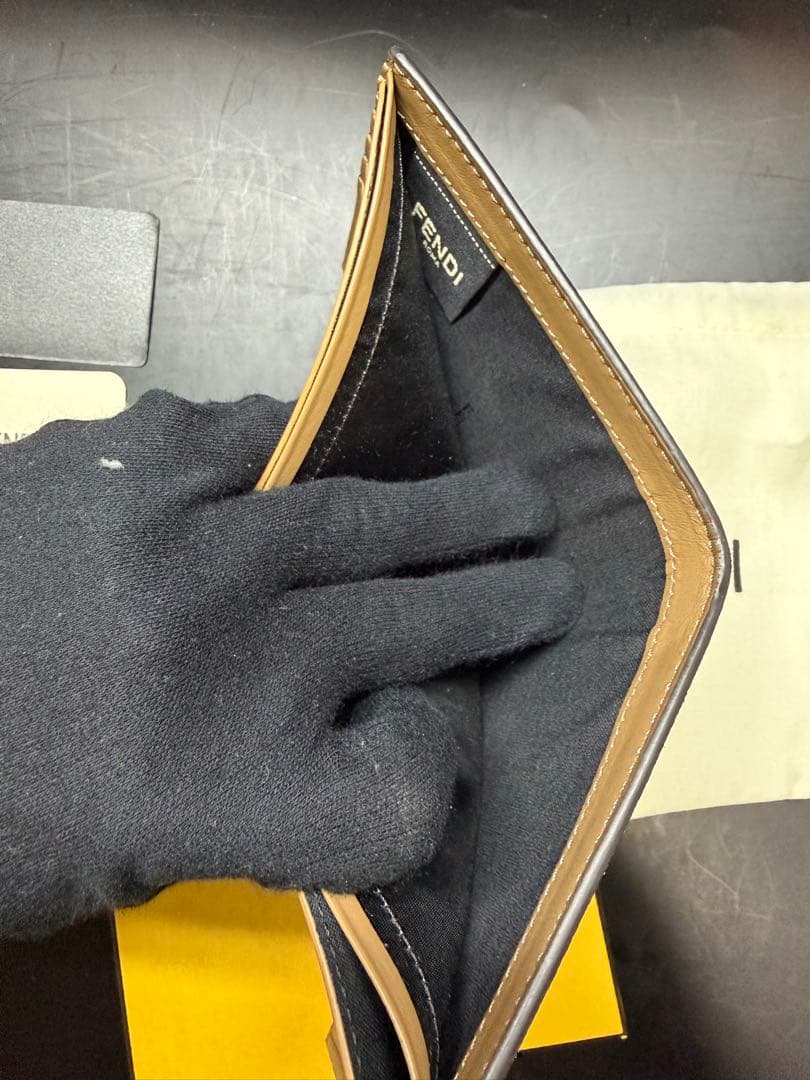 は*歩様 FENDI 二つ折り財布 FFロゴ　カードケース