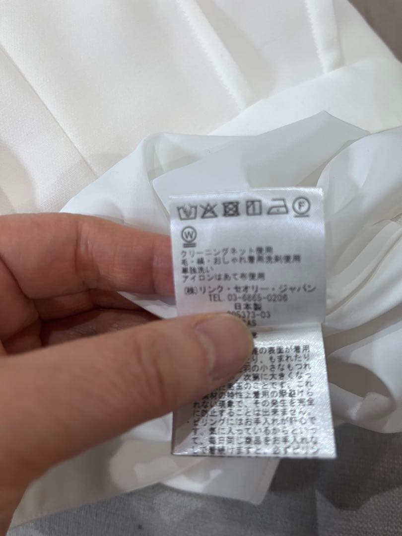 とらちゃん　セオリーリュークスホワイトプリーツ＆ネイビーカーデガン