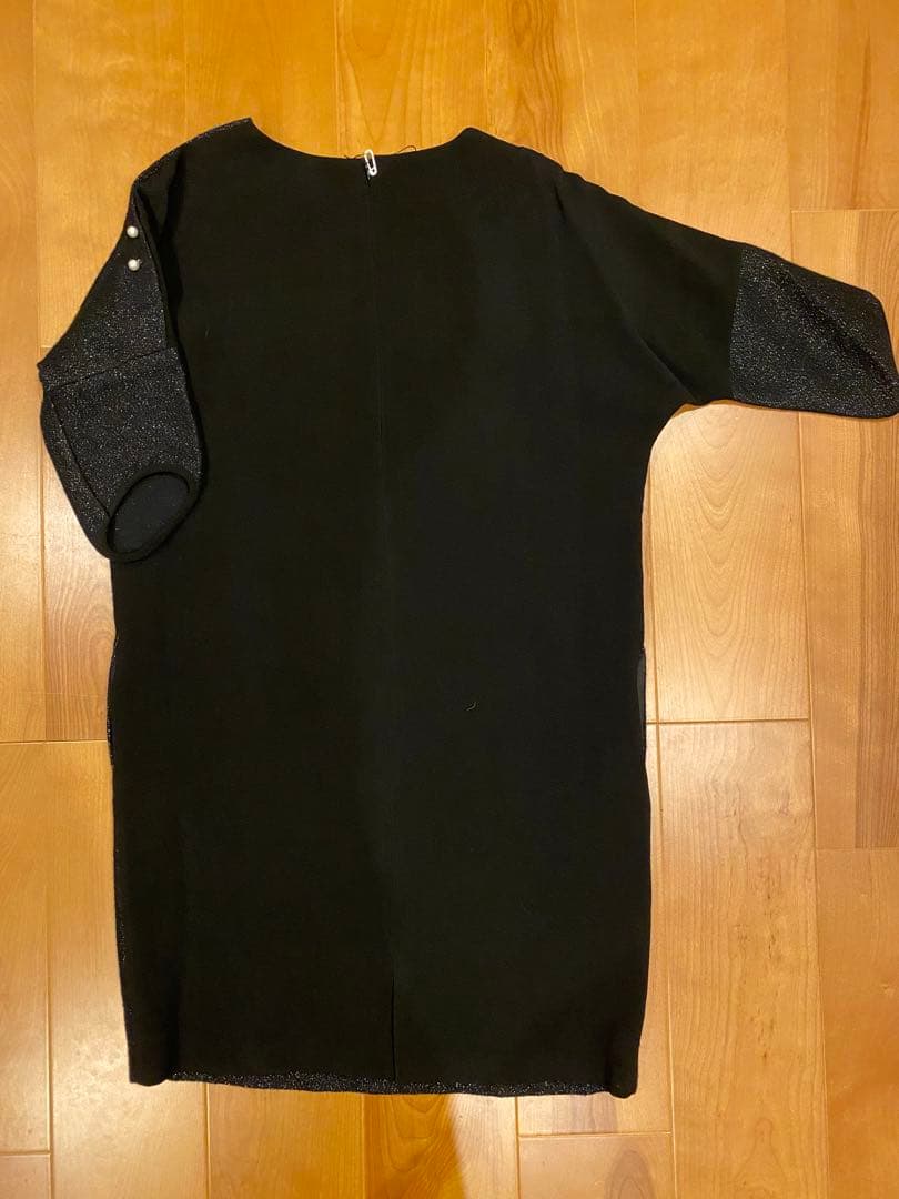 4298 ビジュー付き黒ワンピース
