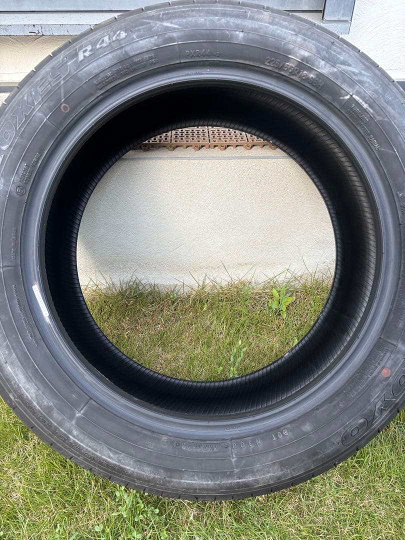 トーヨータイヤ　225/55R18 18インチ