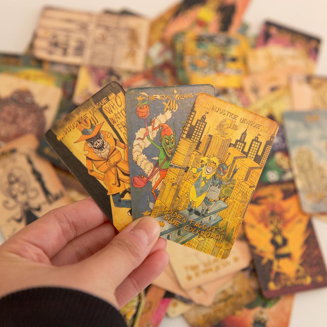 【正規品タロットカード】希少✨スーパーヒーローをパロディにしたコミカルなデッキ