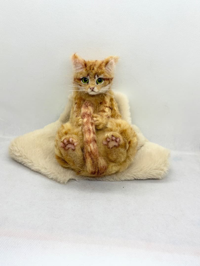 A猫 羊毛フェルト自分のしっぽで遊ぶ茶トラ猫【ハンドメイド 猫