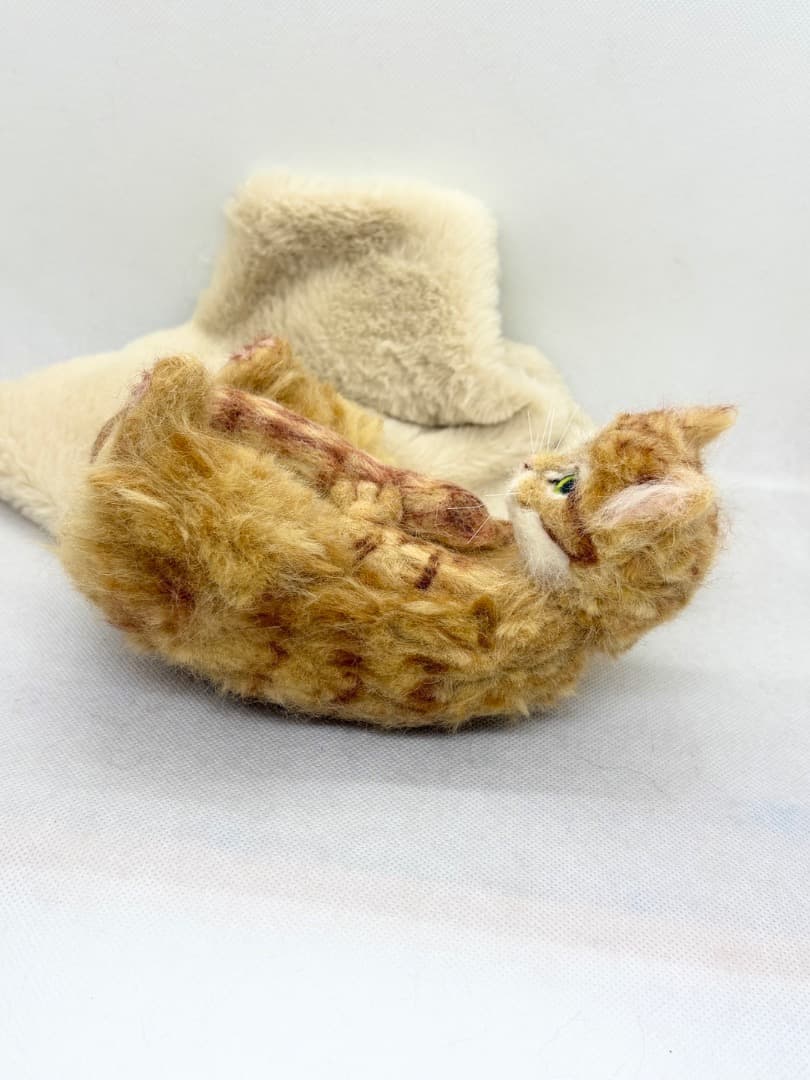 A猫 羊毛フェルト自分のしっぽで遊ぶ茶トラ猫【ハンドメイド 猫