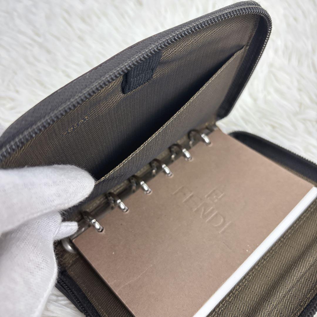 フェンディ　FENDI 手帳ケース　ズッカ　ラウンドファスナー