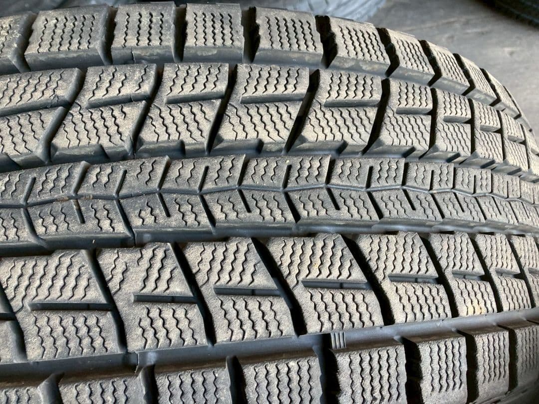 レビ【22年23年製】225/55R18冬タイヤ2本