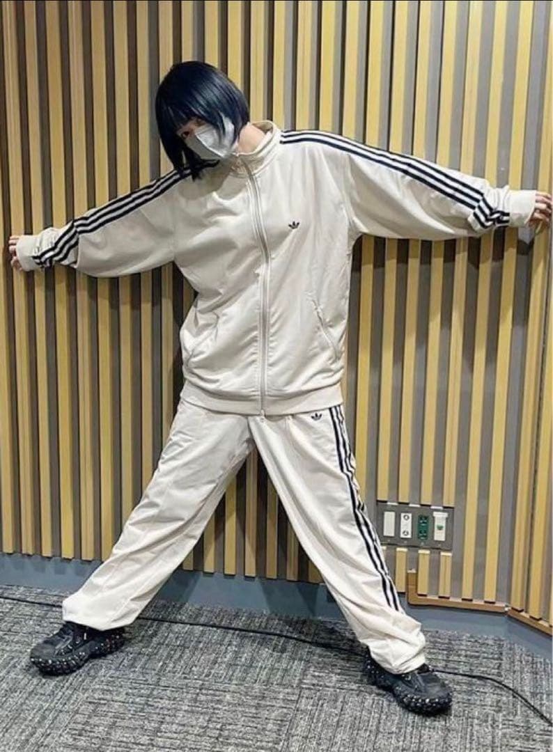 adidas トラックパンツ　あのちゃん着用モデル