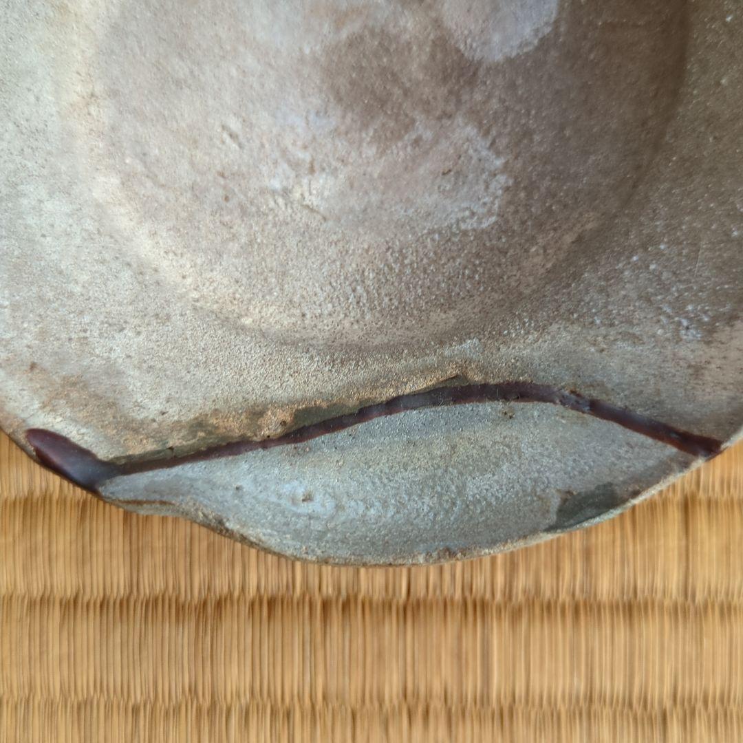 グレーの陶器製丸型皿　古美術　骨董品　古唐津　唐津皿　発掘品　呼継