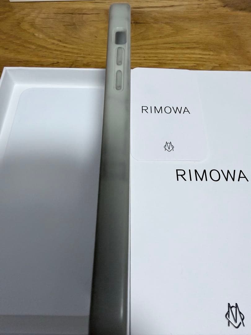 m*i様 RIMOWA iPhone 15 Pro Max シルバー　ケース