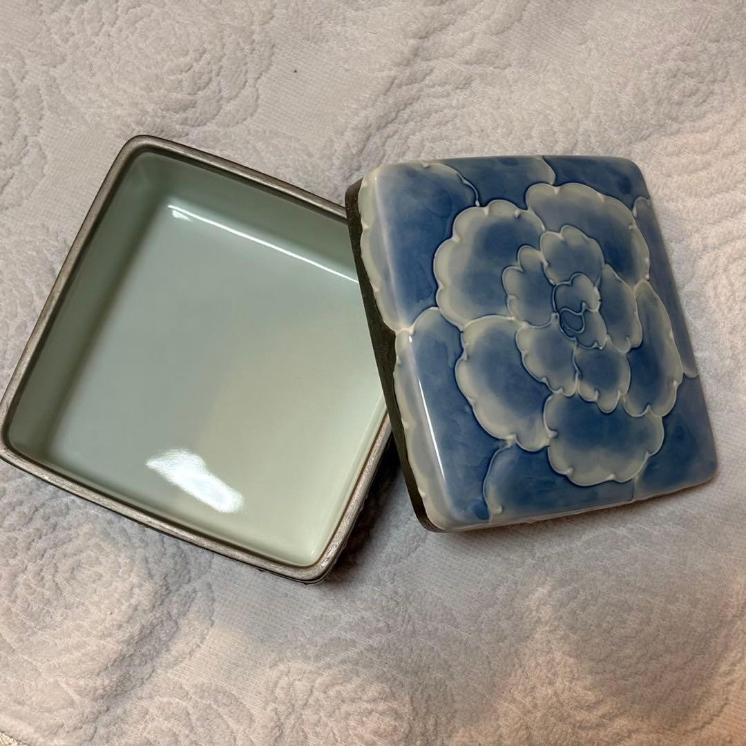 有田焼　蓋付き陶箱　菓子器　小物入れ
