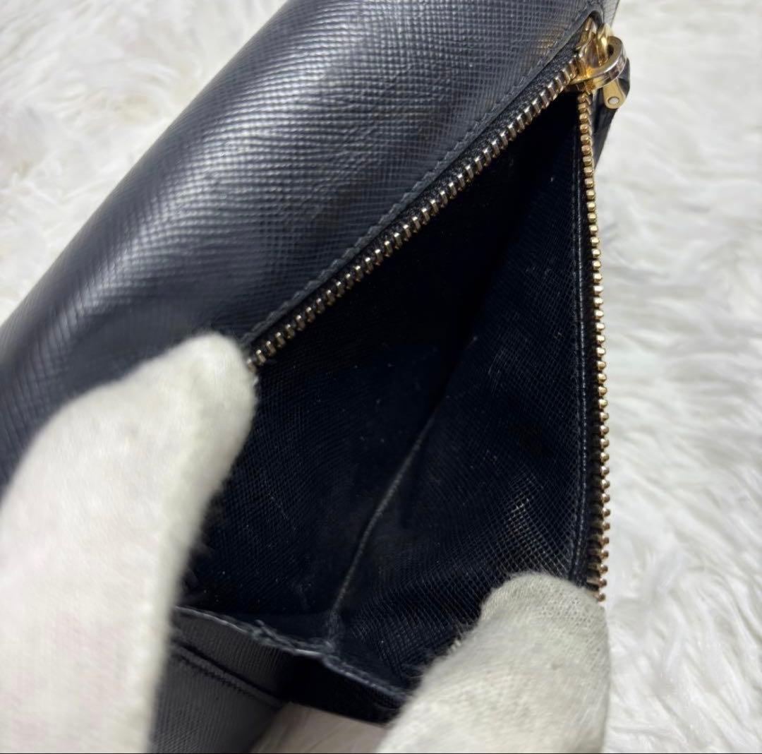 ✨高級✨ プラダ 金ロゴ サフィアーノ 二つ折り財布 レザー ストラップ 黒