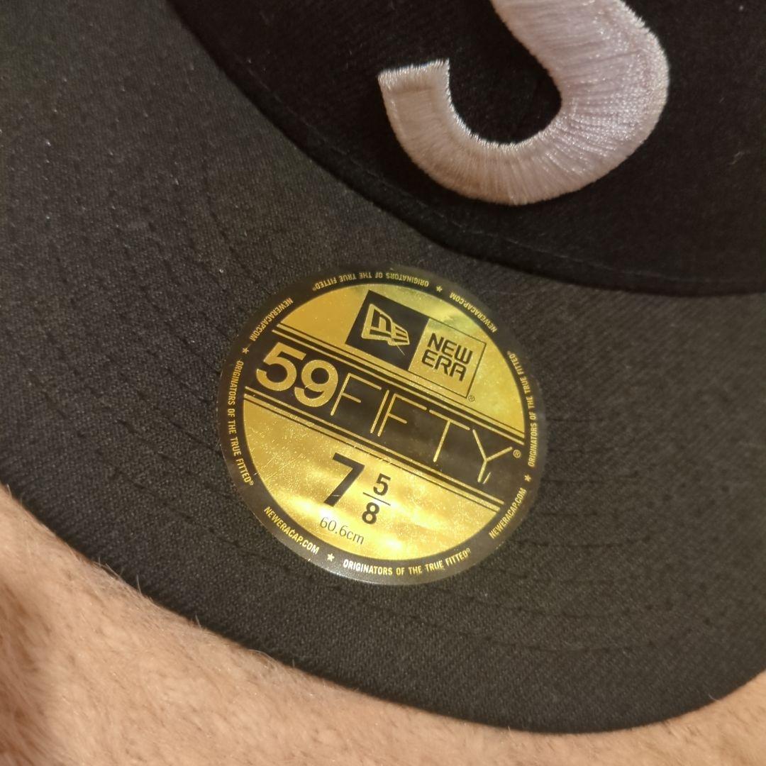 k*4様 シュプリームNew Era 59FIFTY ブラックキャップ 7 5/