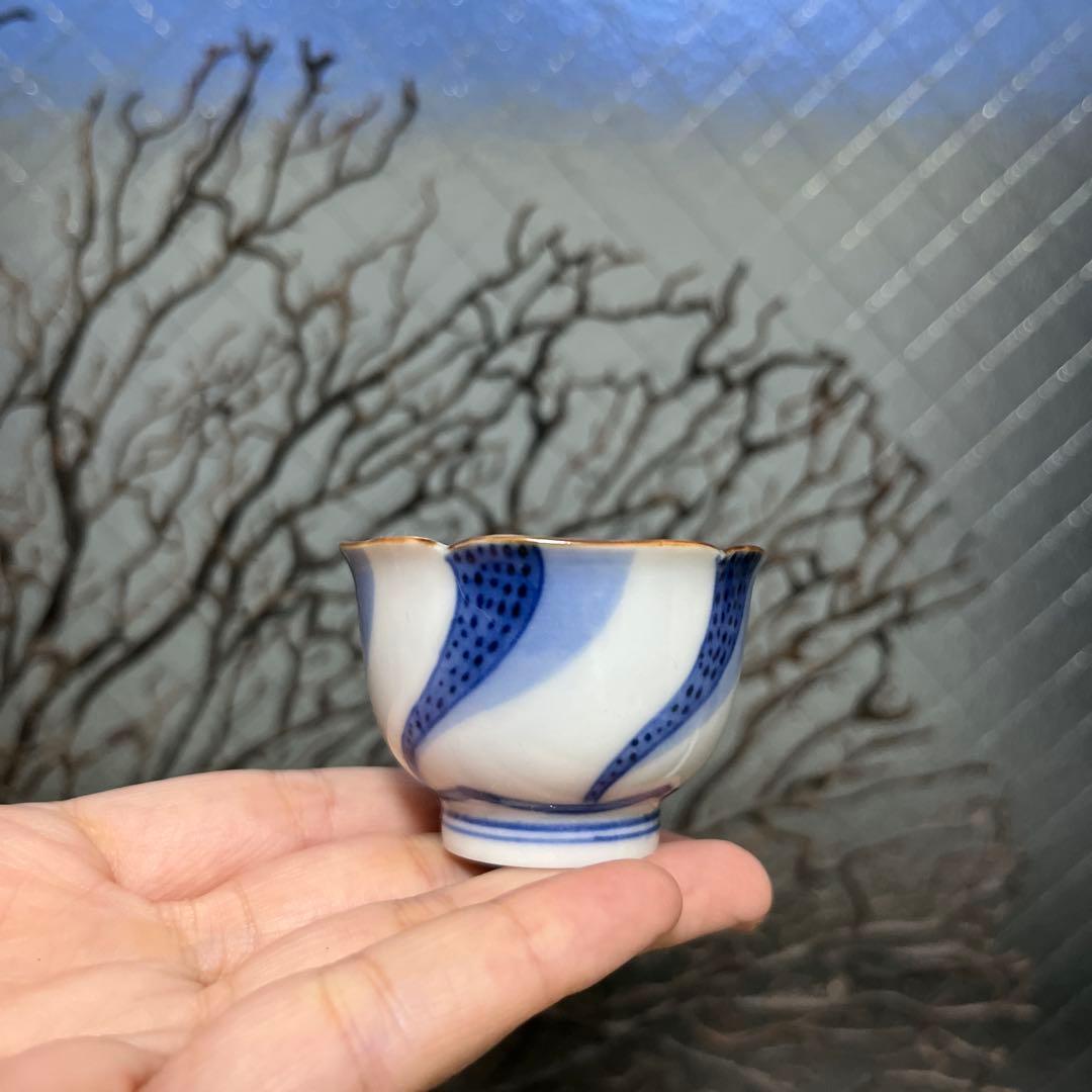 骨董　染付　古伊万里　捻り紋　錆釉輪花フチ　薄張り　酒器　盃　猪口　ラスト１客