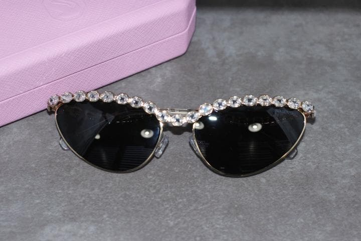 アリアナグランデ着用 SWAROVSKI スワロフスキー キャッツアイサングラス