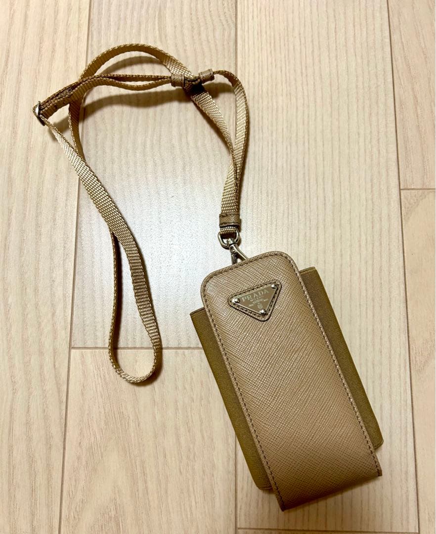 ///Smile（╹◡╹）♡　新品プラダ　スマホストラップケース///