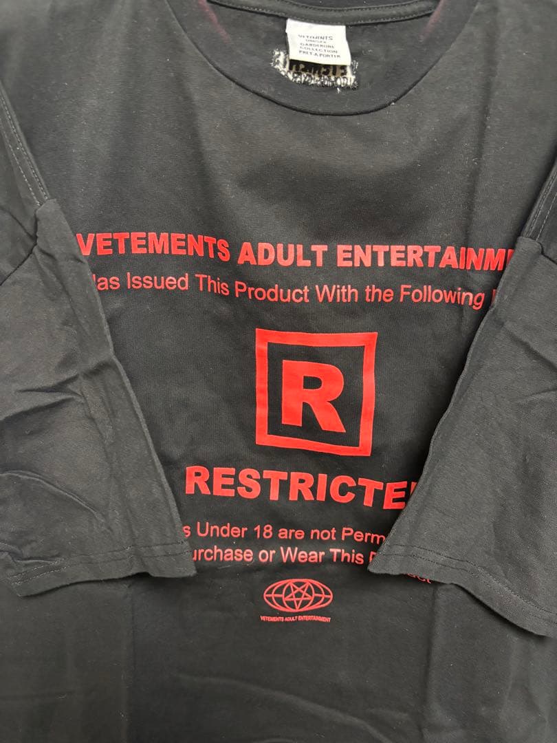 トップス VETEMENTS Adult Entertainment
