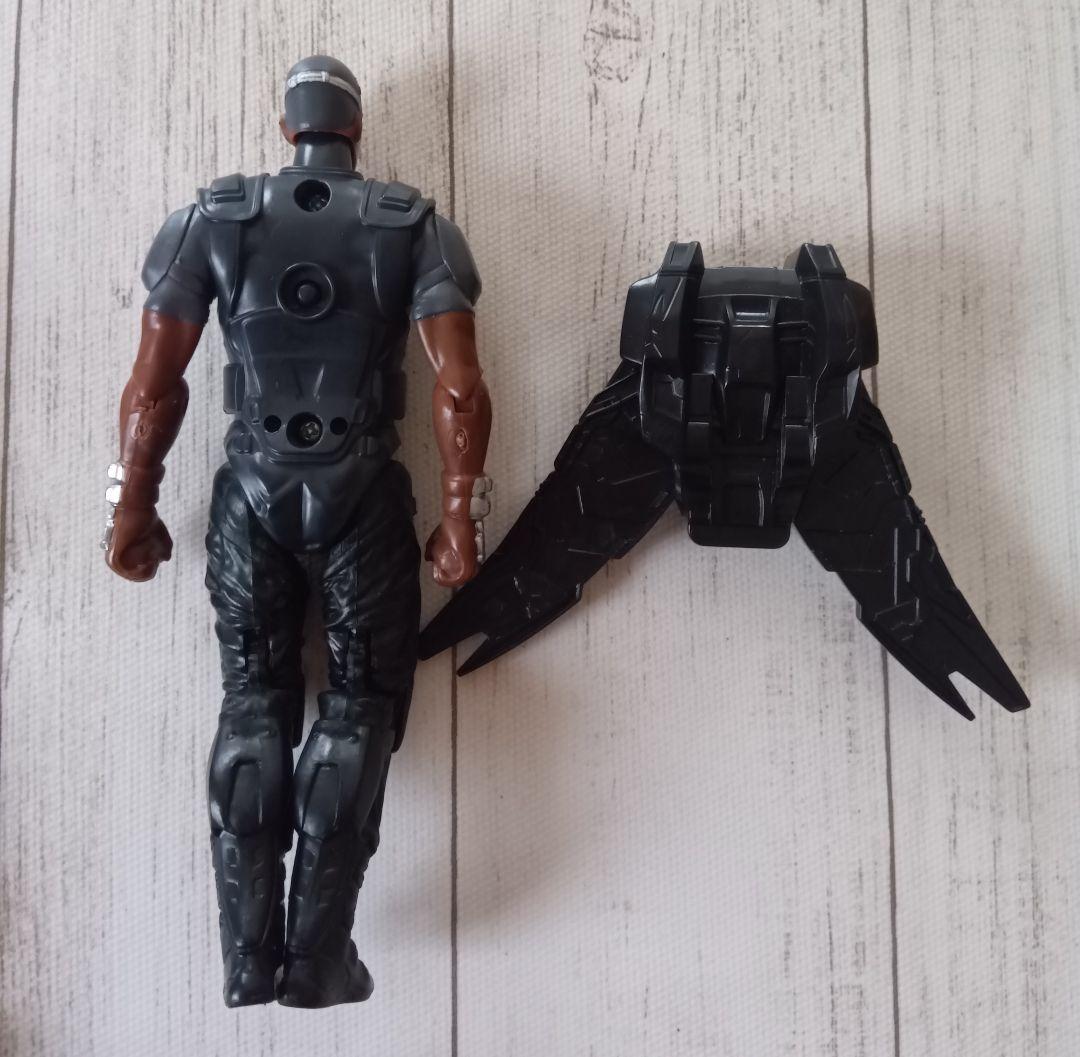 アベンジャーズ　アクションフィギュア　キャプテンアメリカ　ファルコン　ライト付き