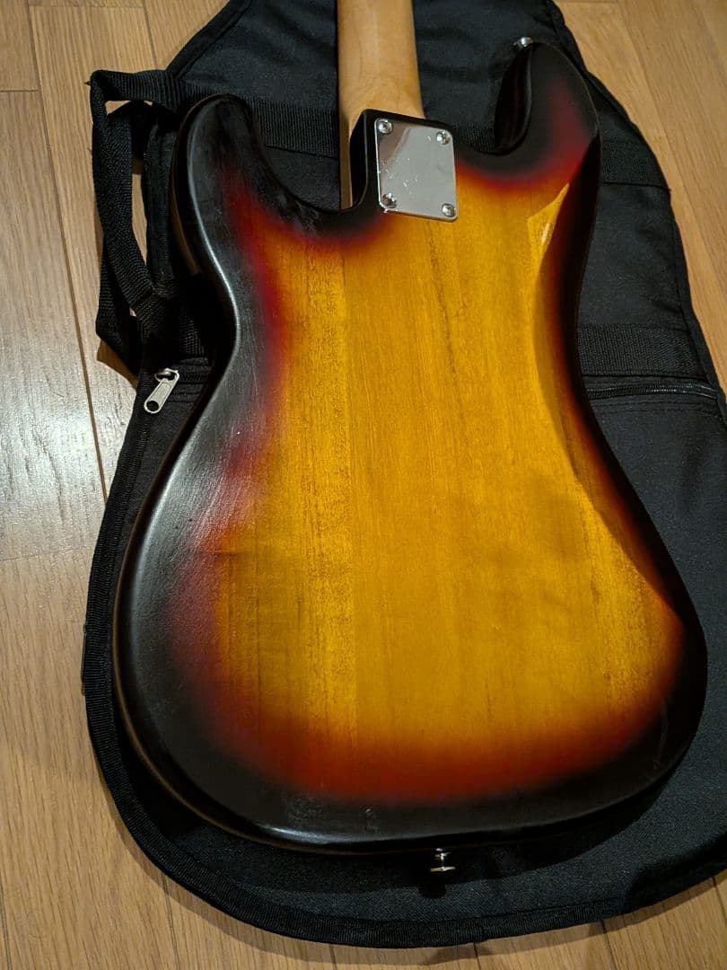 ベース Squier Classic vide 60's Precision Bass