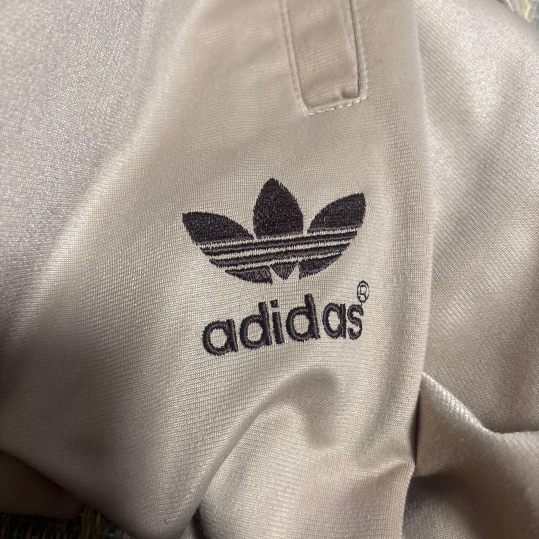 adidasトラックパンツ　ベージュ在原みゆき着用