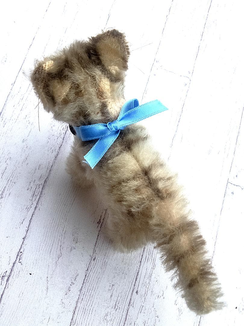 猫のTUBBY 　ピスタチオグリーンのガラス目　小さいシュタイフこねこ