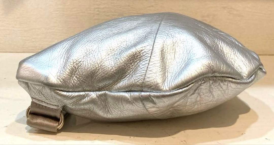 【美品】POMTATA カウレザー ボディバッグ CANDY BODY BAG