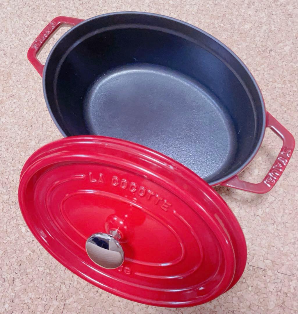 y*7様 匿名配送 STAUB　オーバル　楕円型　両手鍋　レッド　23cm