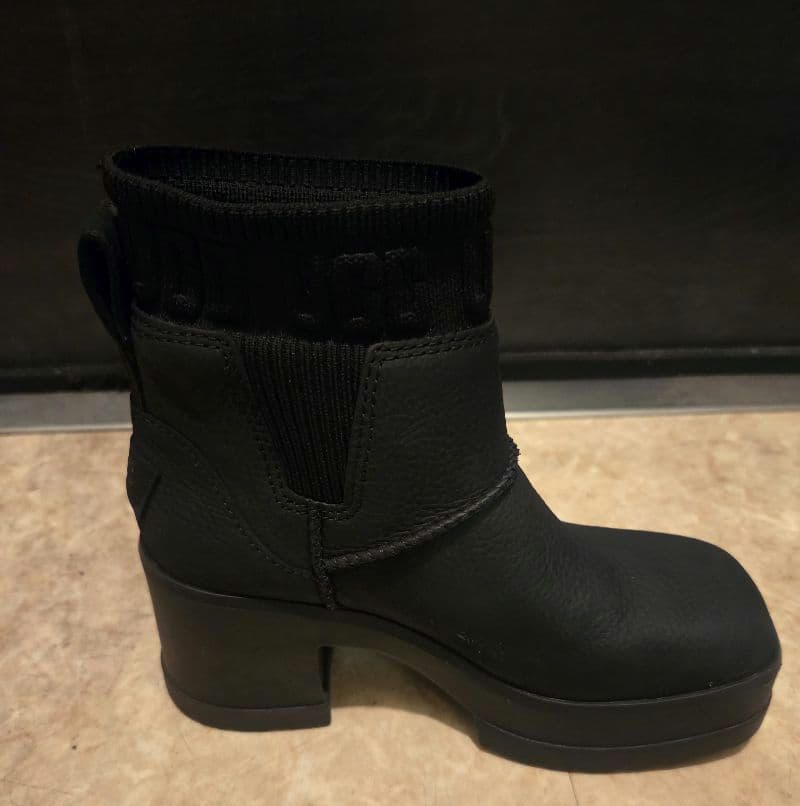 専用！！UGG ブラック サイドゴアブーツ　アグ　厚底　ヒール　黒