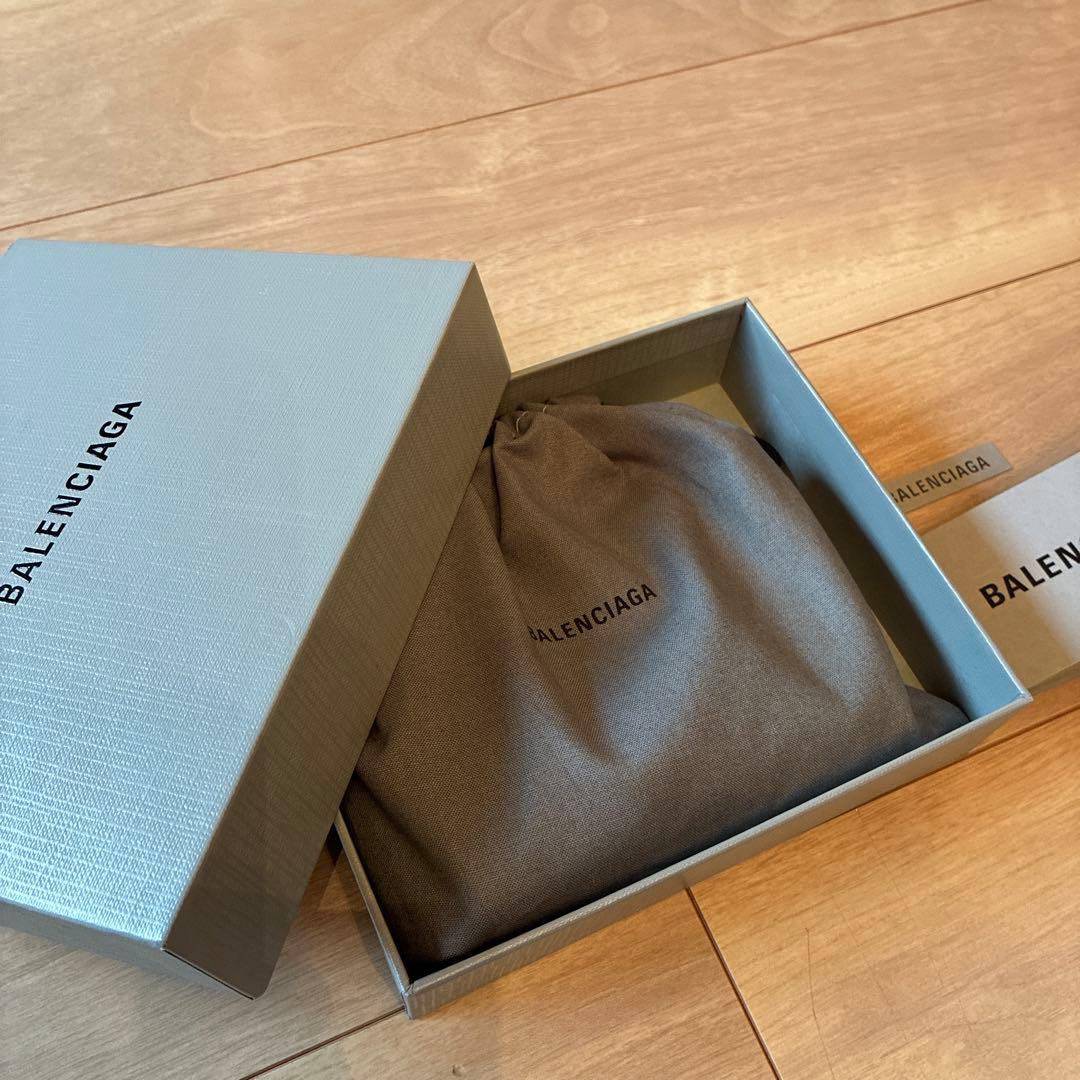 【新品未使用】BALENCIAGA エンボス　モノグラムロゴ　折り財布