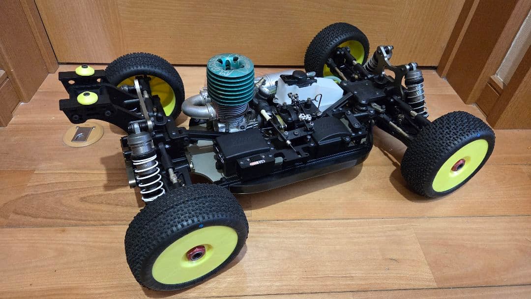 ラジコン エンジンカー ホットボディーズ D8 未走行シャーシ