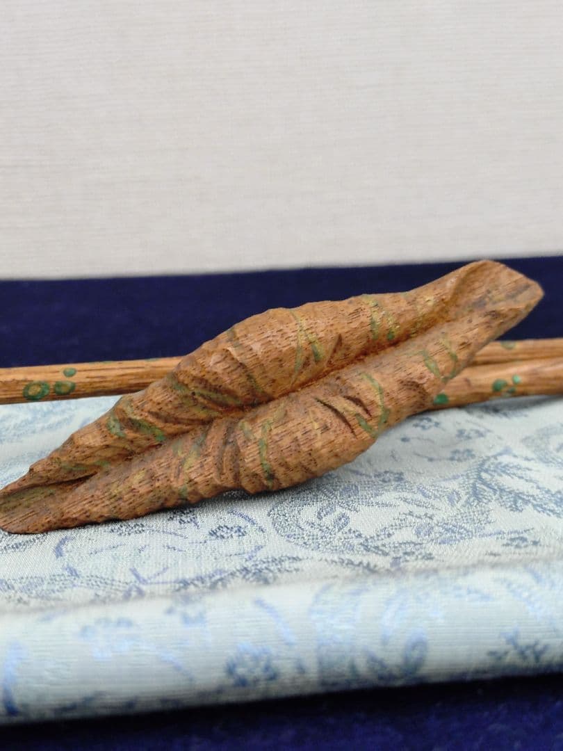 ご予約いただきました。 静謐な美しさ 木製の蓮の蕾と葉