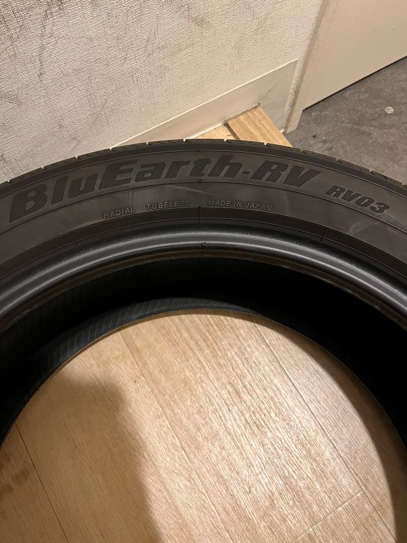 送料込！24年製美品ヨコハマブルーアースRV-03 235\50-18 1本のみ