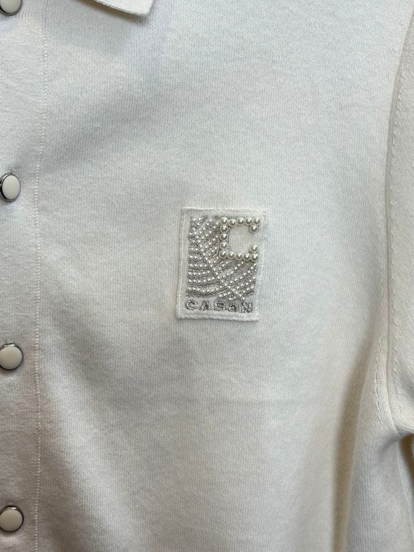 CaBAN コットンカシミヤ パールロゴポロカーディガン 白