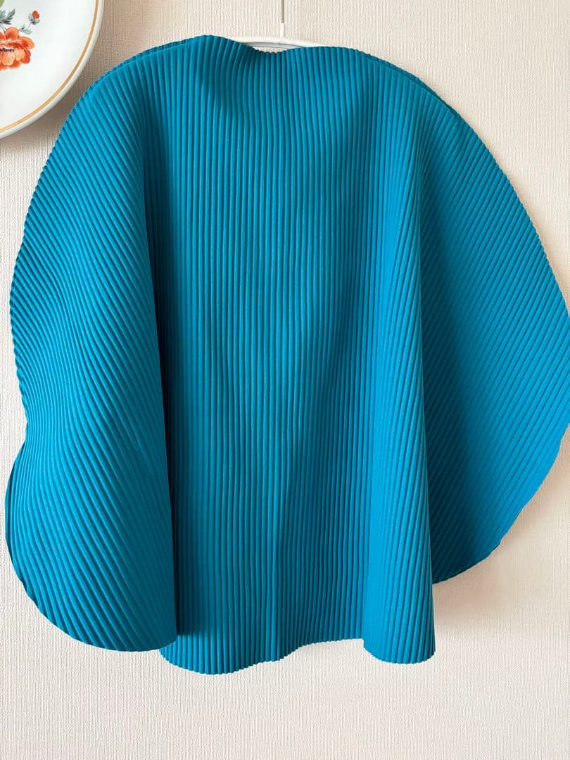 me byISSEY MIYAKE 青ノースリーブトップス