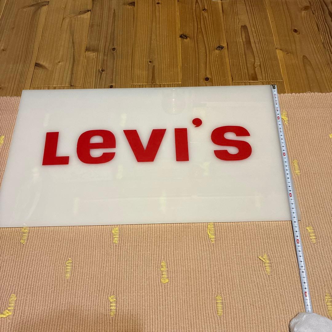 LEVI'S 赤いプラスチックサイン 看板 12月7日迄の特別価格です。