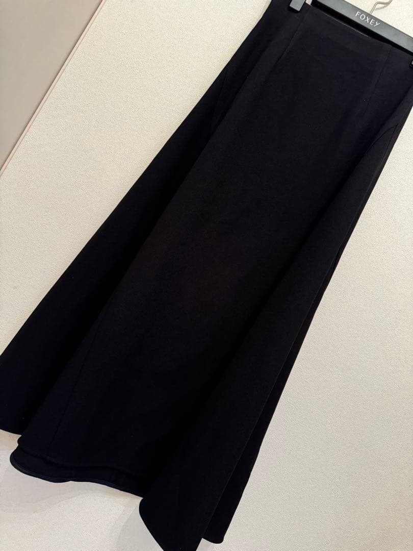 ⭐︎新品⭐︎BLENHEIM 黒　サラリとシャリ感のあるロングスカート