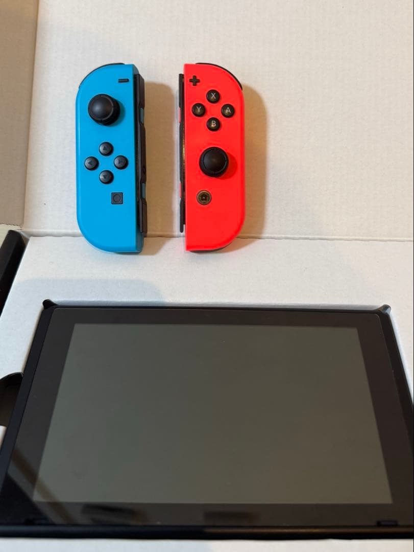 【美品／ケース•画面保護シール付】Nintendo Switch