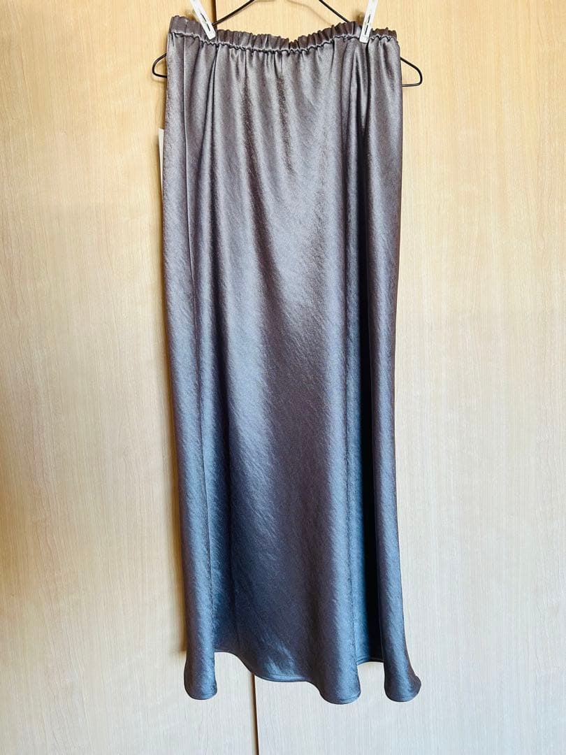 新品タグ付き　cafune ヴィンテージサテンバイヤススカート グレージュ