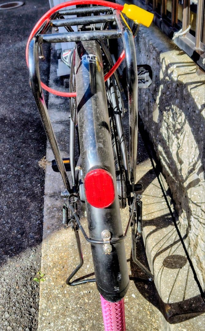 黒とピンクのシティサイクル